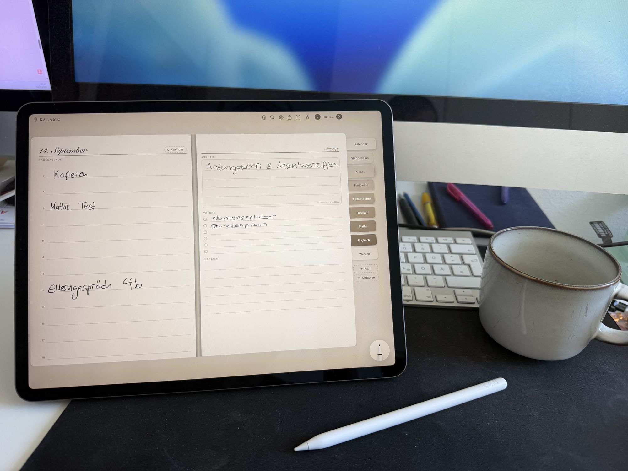 Der Schreibtisch am Nachmittag: das iPad mit der Tagesseite, der Apple Pencil daneben.